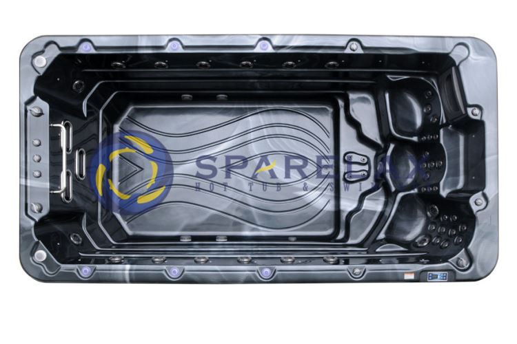 Jedna osoba nad zemou pláva v kúpeľnom bazéne